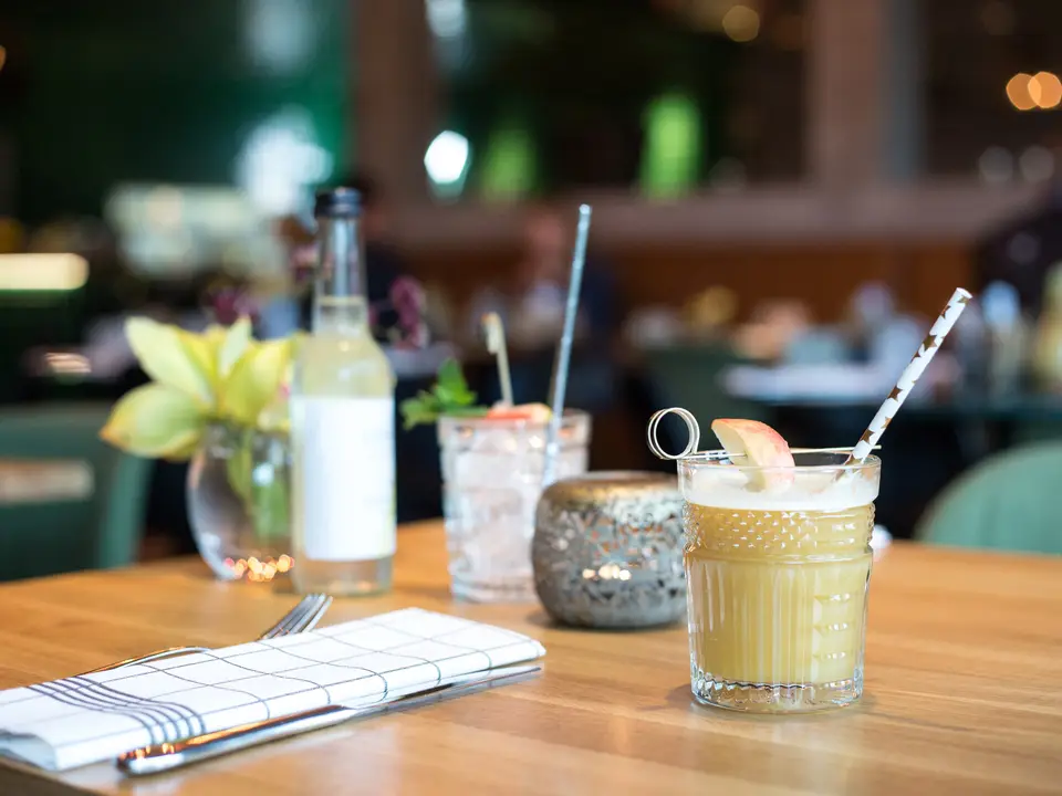Akşam servisi için hazırlanmış, şerbet ve çiçekli bir bistro masası