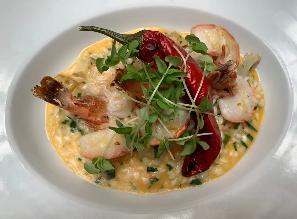Safranlı risotto, karides ve közlenmiş biber